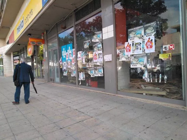 ‘Ofensiva’ de la Paeria contra l’excés de cartells penjats en locals buits