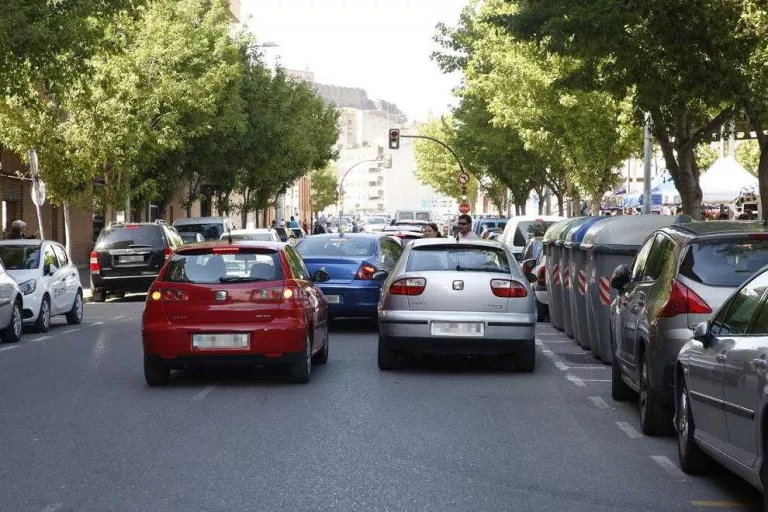 Veïns i paradistes critiquen la falta de pàrquing al mercadillo de Pardinyes