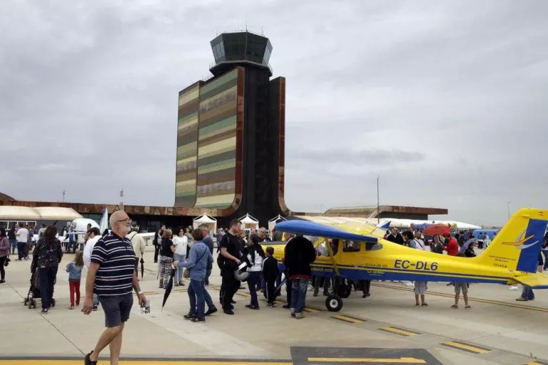 Acrobàcies aèries passades per aigua, colofó amb èxit de públic del Lleida Air Challenge