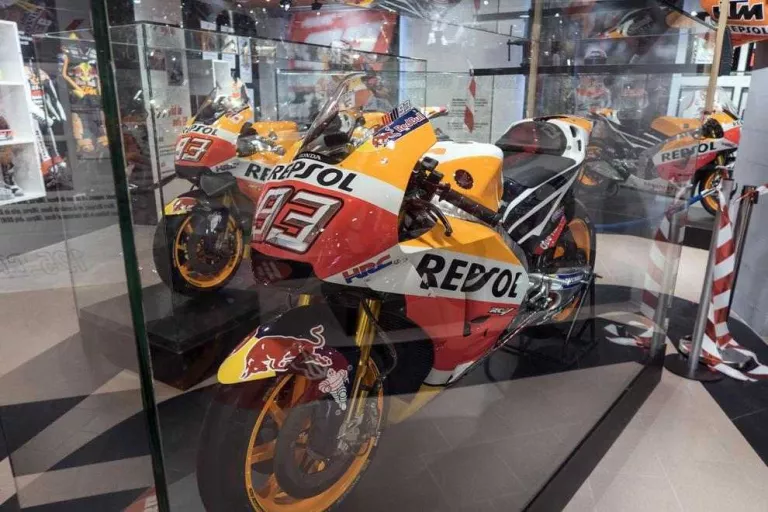 Cervera ja mostra la moto vencedora de Marc el 2017