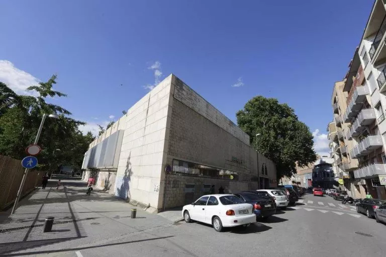La Paeria preveu enderrocar les antigues piscines de Camps Elisis per ampliar el parc