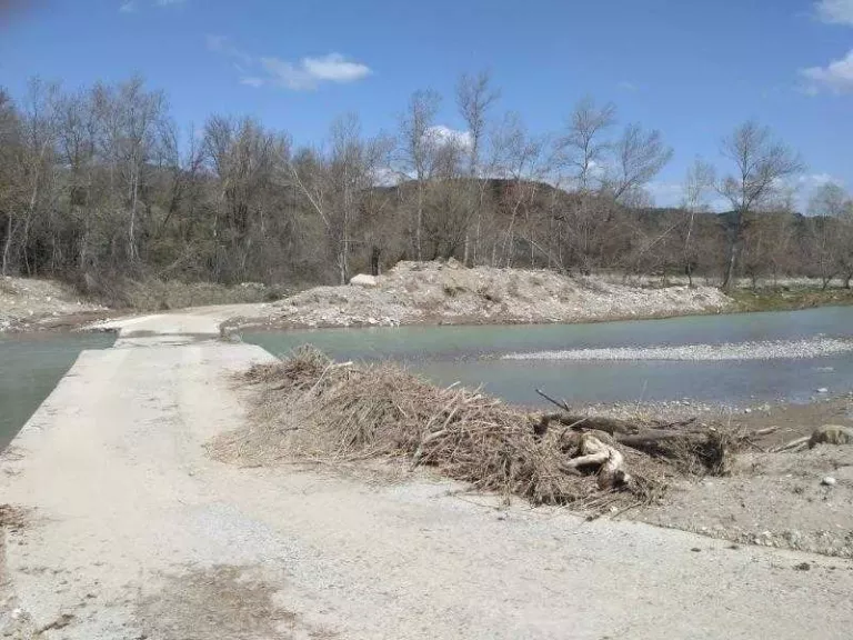 Obres per rebaixar grava i sediments a Tercui