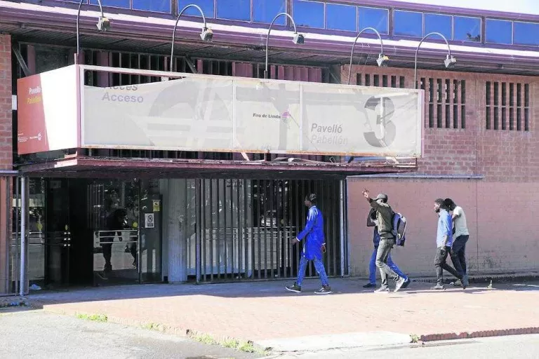 El centre d’atenció a temporers a la Fira obre portes a mig gas