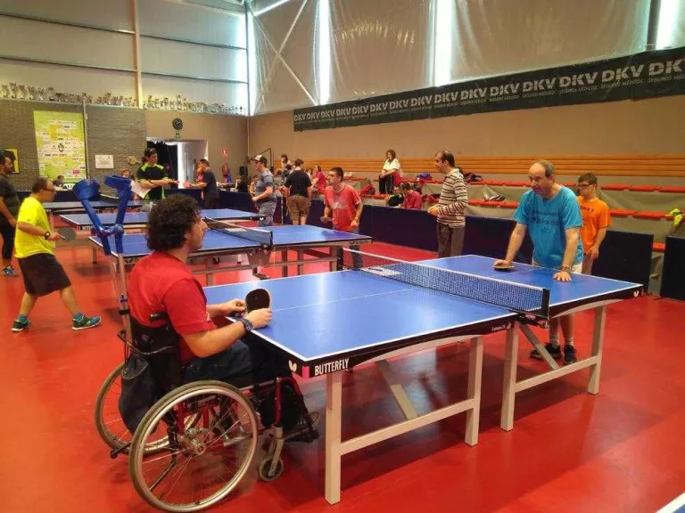 Aposta per la integració social amb el tenis taula