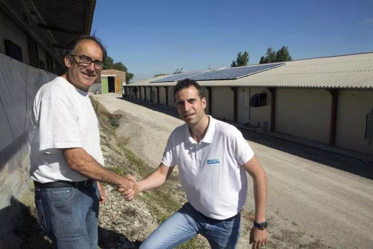 Sol i biomassa per rebaixar el rebut de la llum d’una granja