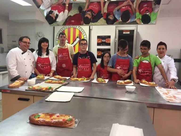Els forners insten a comprar coca de Sant Joan artesanal