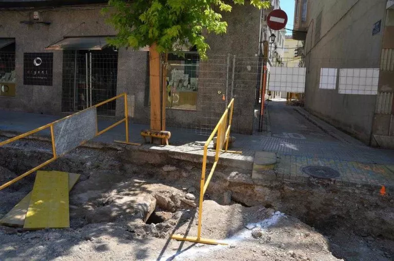 Troben un antic pou a les obres del centre de Mollerussa