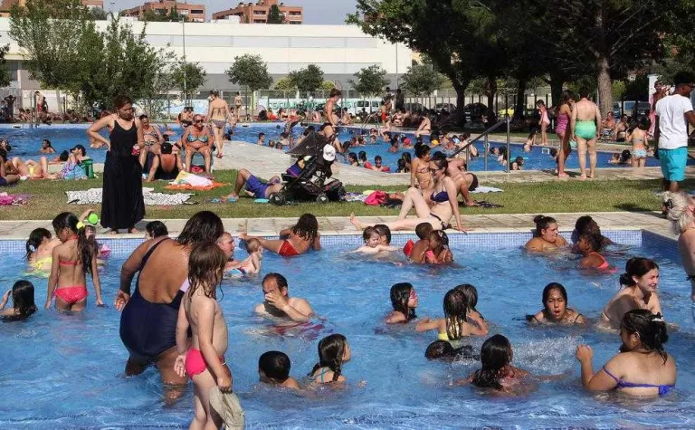 La calor omple les piscines i buida els carrers de Lleida