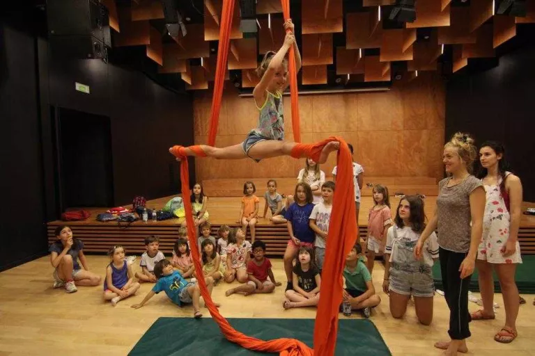 De les aules a les acrobàcies