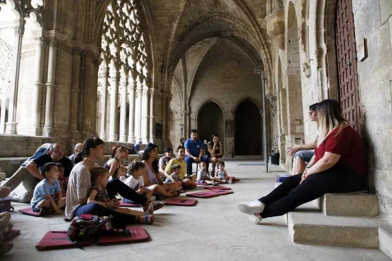 El claustre de la Seu Vella comença les tardes de lectura per a nens i nenes