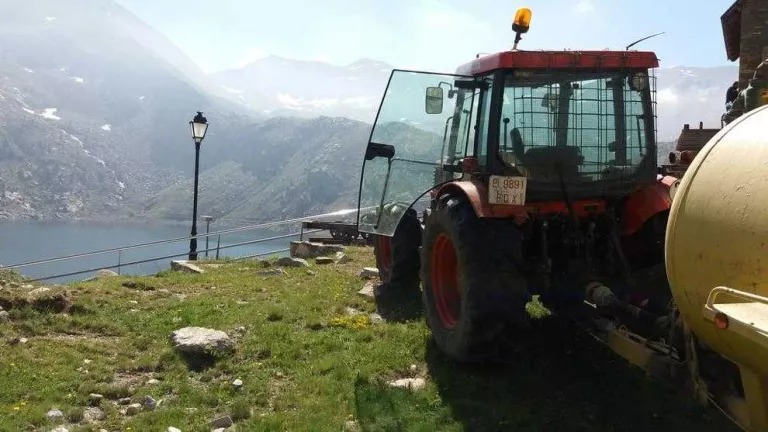 Transporten un tractor al telefèric de la Vall Fosca