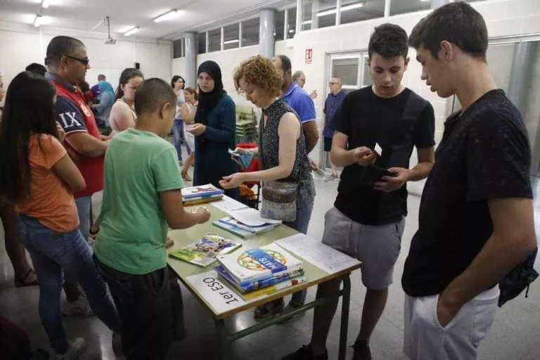 El mercat de llibres de text usats del Guindàvols estalvia 250 € per alumne