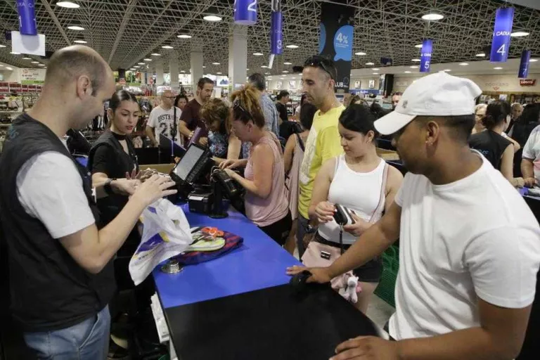 Els lleidatans aprofiten les ofertes en el diumenge comercial de les rebaixes d’estiu