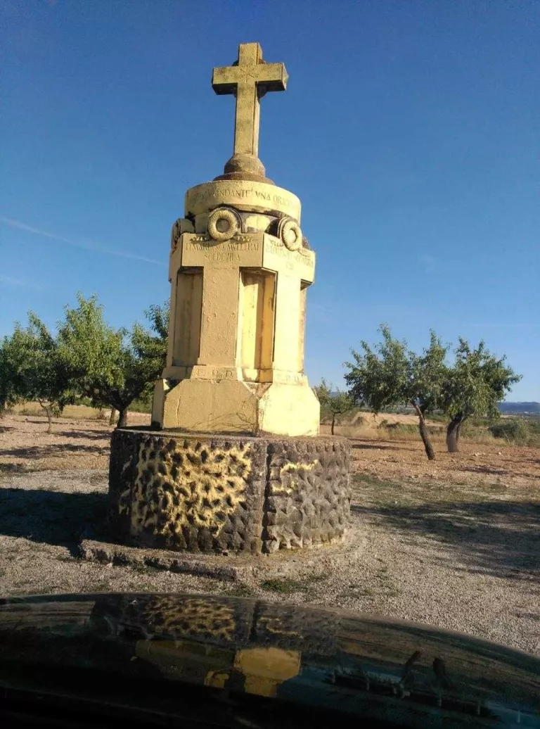 Denuncien pintades de groc en una creu funerària a Arbeca