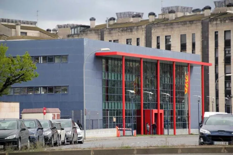Detinguts per utilitzar el fill de catorze anys per robar joies a dones al carrer