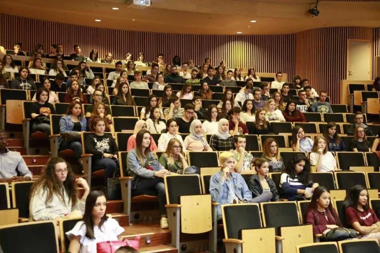L’accés d’immigrants a la universitat, sota mínims