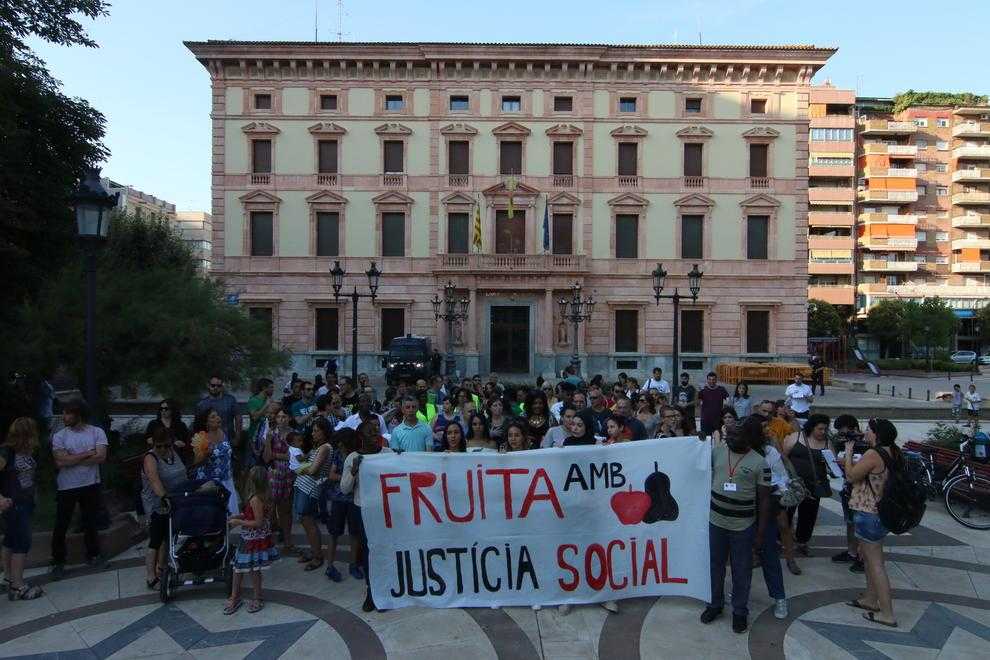 Un centenar de persones reclamen millores en el tracte als temporers