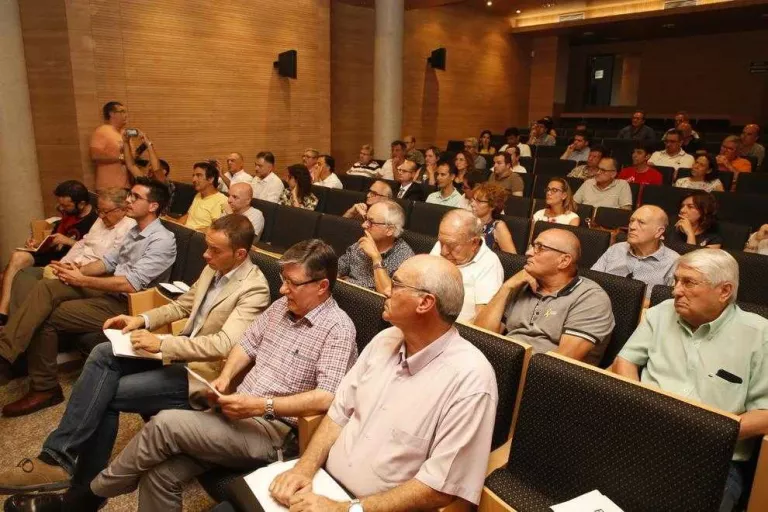 Un centenar d’empresaris reclamen traslladar la CLH a causa del POUM