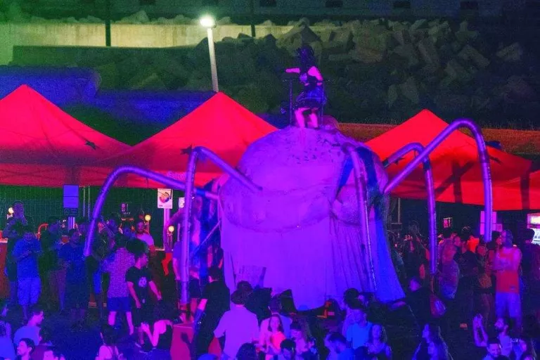 El festival Cruïlla es rendeix a l’espectacle de foc de l’Aquelarre