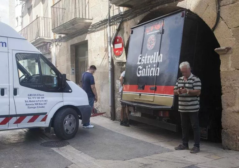Una camioneta queda atrapada en un túnel a Tàrrega