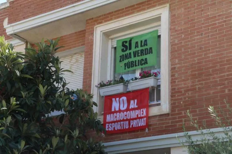 Pancartes contra la zona esportiva de Ciutat Jardí