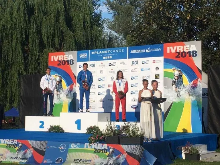 Pau Etxaniz, a la dreta, al podi de Kayak Extreme que posava el punt final al Mundial d’Ivrea.