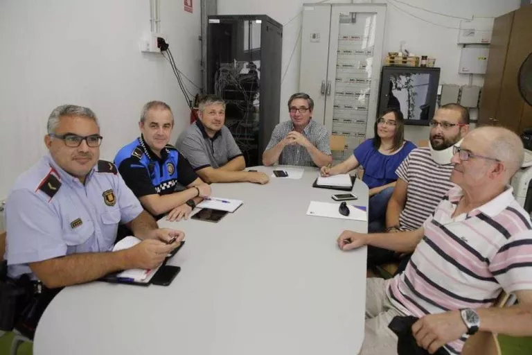 Veïns de Gardeny denuncien pedrades a la línia L-4 i robatoris en cotxes