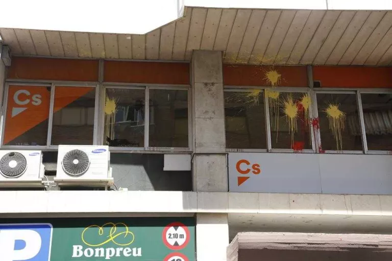 Llancen pedres i pintures contra la seu de Ciutadans