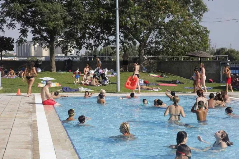 Queixes d’abonats perquè les estades de nens copen les piscines
