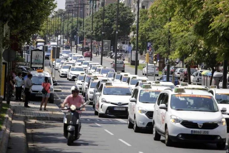 Marxa lenta de cinquanta taxis a Lleida ciutat “perquè arribaran els VTC”