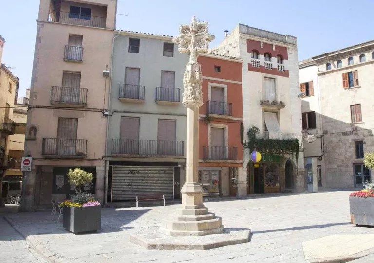 Insten a retirar la creu amb una inscripció franquista de la plaça Major de Tàrrega