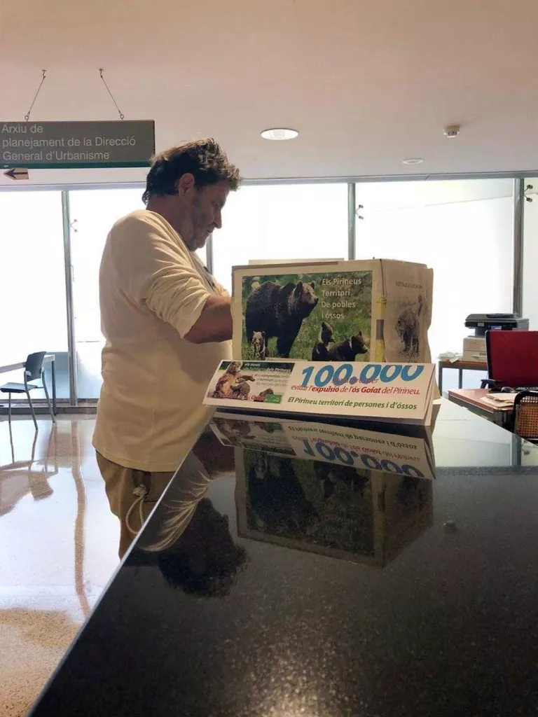 Ipcena entrega les 100.000 firmes contra el trasllat de l’ós Goiat
