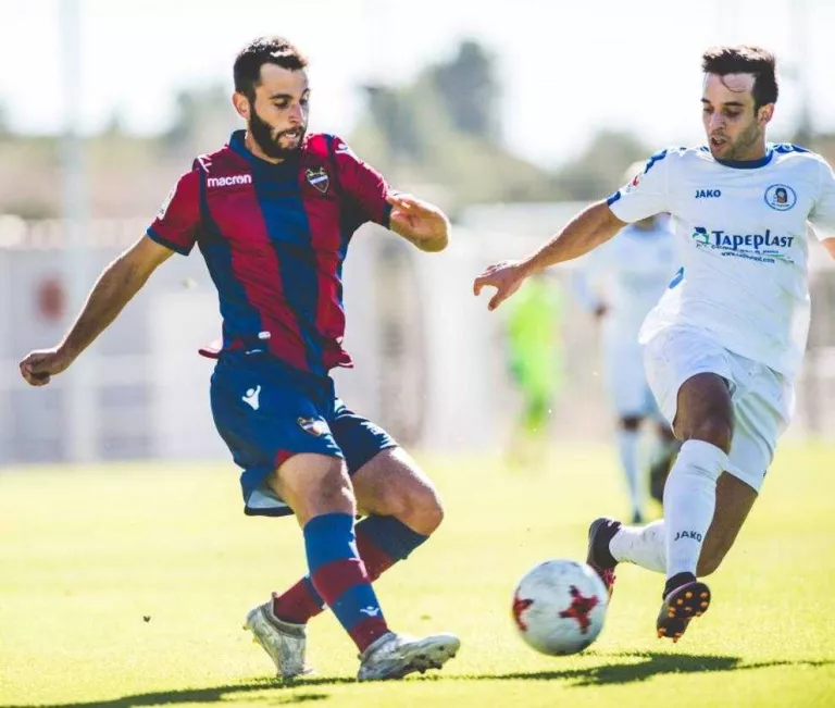 El lateral Albert Dalmau, desè fitxatge del Lleida