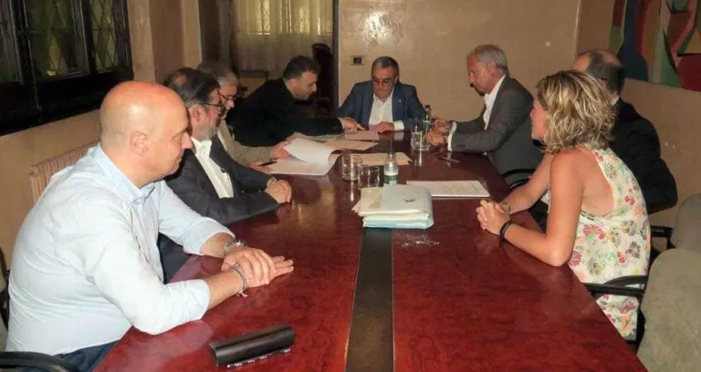 Ros, ratificat ambaixador, renuncia a l’alcaldia, a la qual aspiren Mínguez i Larrosa