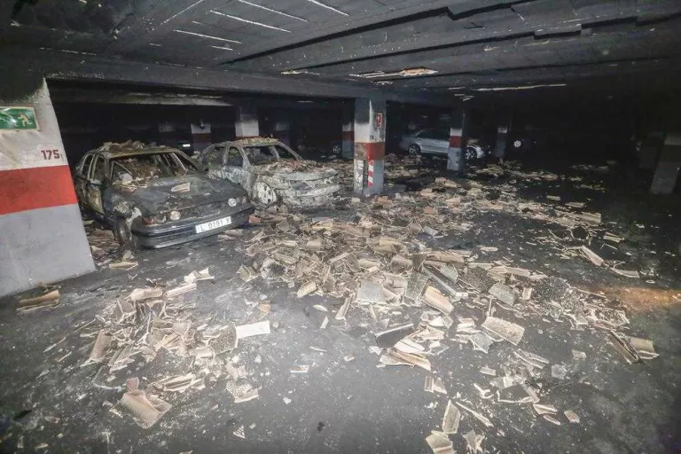 Un bomber va resultar ferit en l’incendi de l’avinguda del Segre