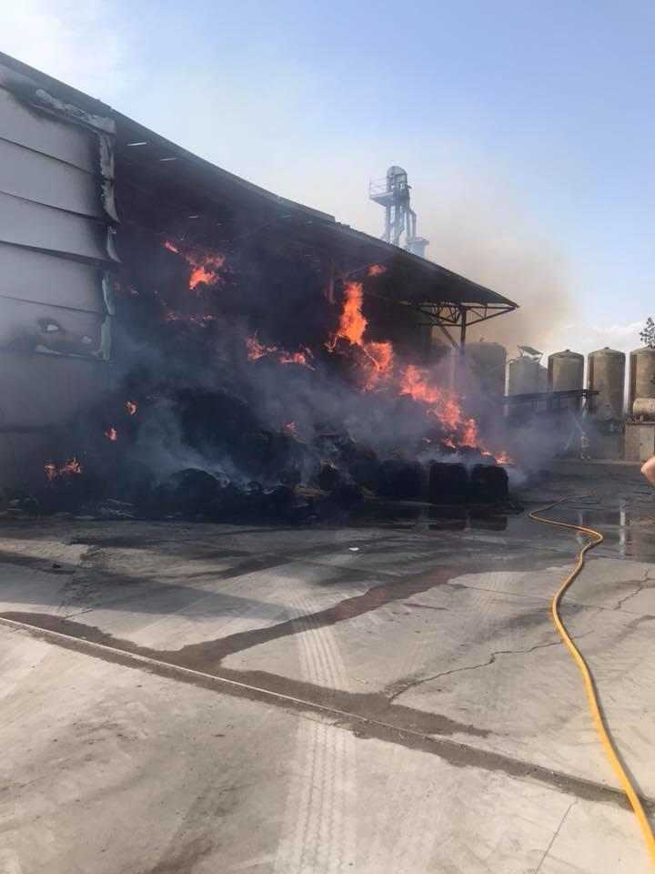 Un incendi crema part d'un magatzem i palla a Montgai