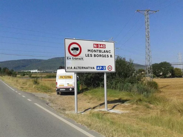 Senyals per desviar els camions de l'N-240 a l'espera de Foment