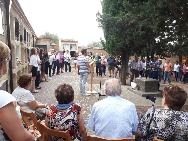 Tarrés dignifica la fossa comuna