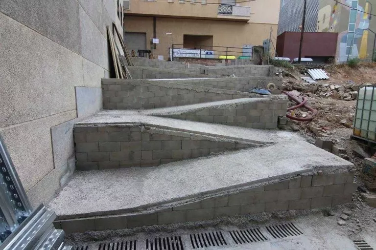 Rampa en zig-zag entre l’Eix i el carrer la Parra