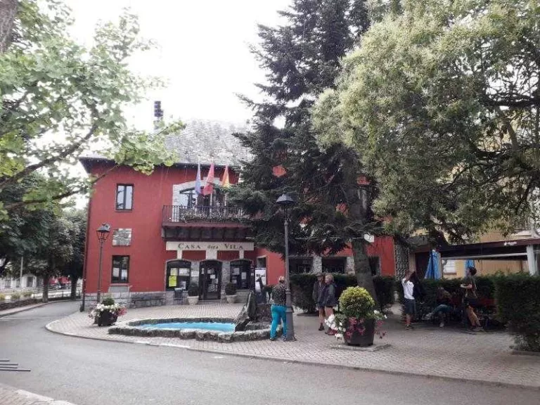 La plaça de l’Ajuntament de Les, amb zona per a vianants enguany