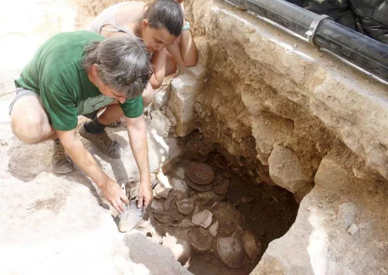 Apareixen plats decorats del XVI-XVII a l’excavació del centre de Tàrrega