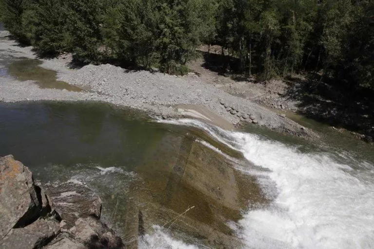 Treballs per desviar la Pallaresa per les obres a la presa de l’Hostalet