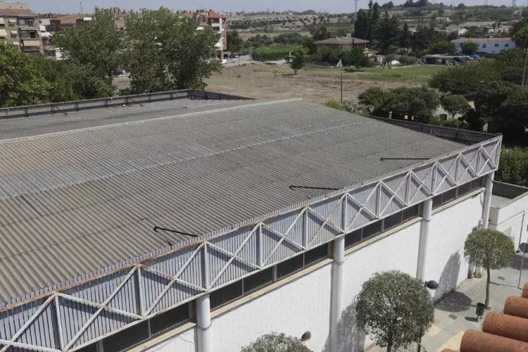 Retiren la uralita del pavelló de la Bordeta