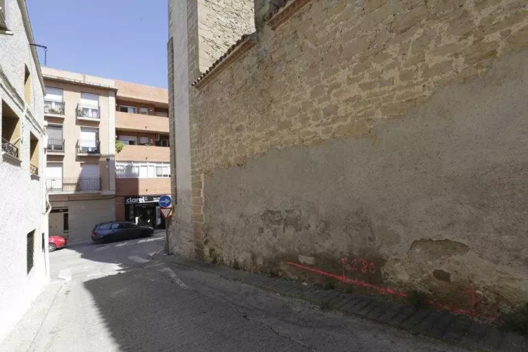 Les obres per al nou accés a l’església d’Alcoletge, en un mes