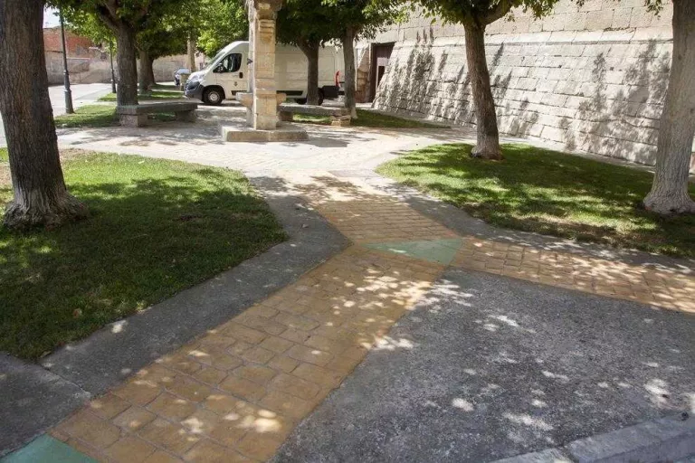 Bellpuig millora el paviment de la plaça del Castell