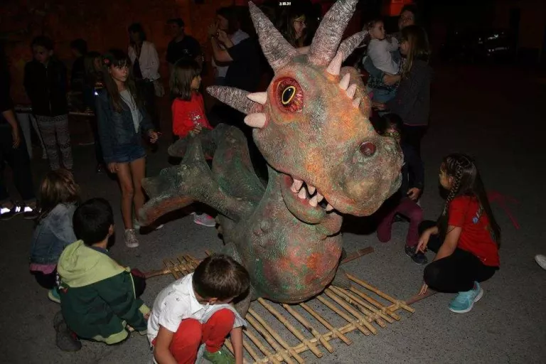 Foc, color i música a Isona amb la Dinogresca