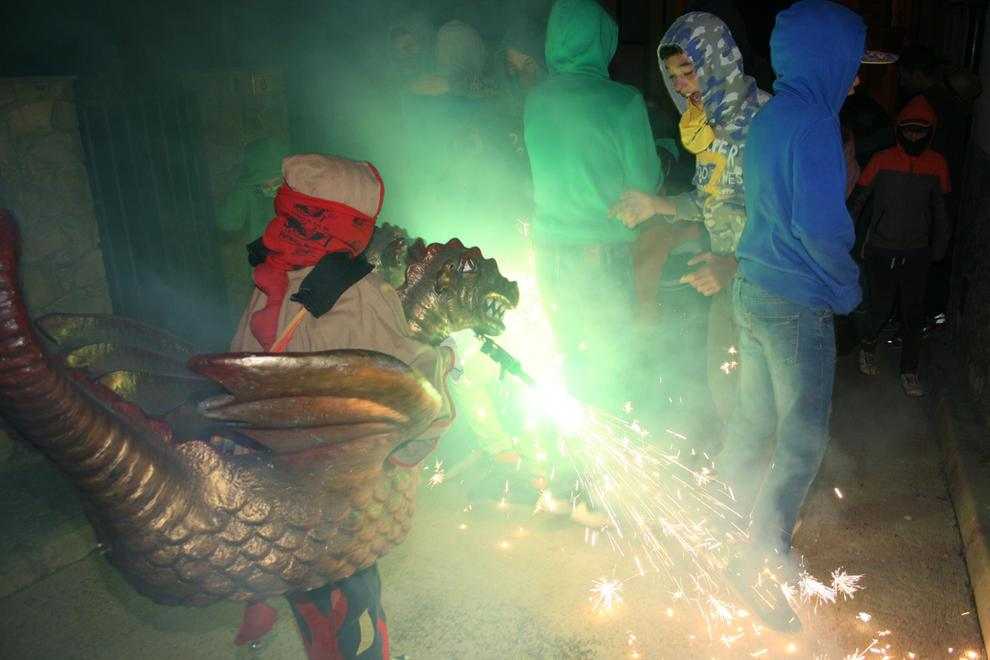 Foc, color i música a Isona amb la Dinogresca
