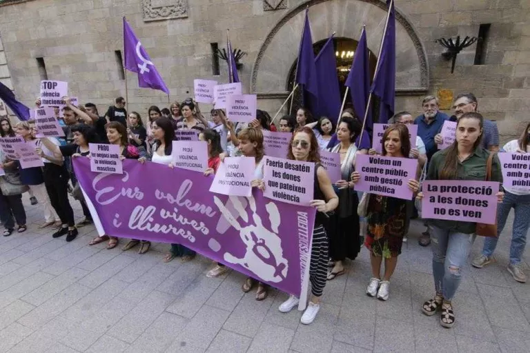 Detingut per agafar del coll la seua parella i colpejar-la contra una paret