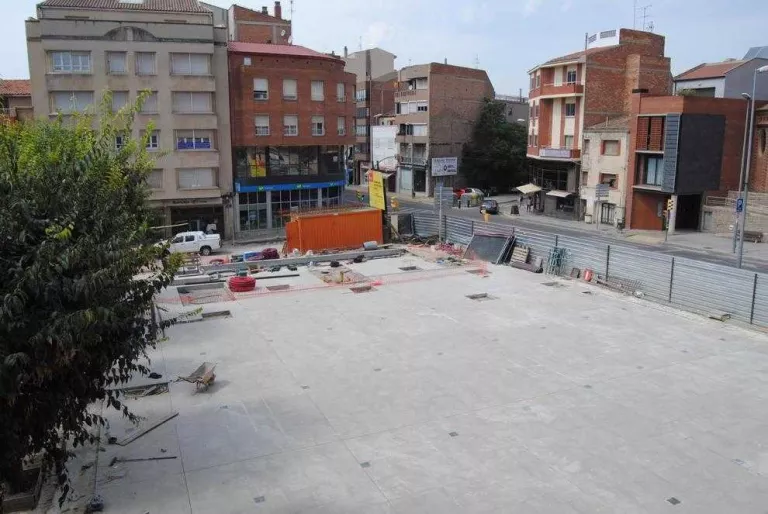 La plaça de l'Ajuntament de Mollerussa ja disposa de nou paviment