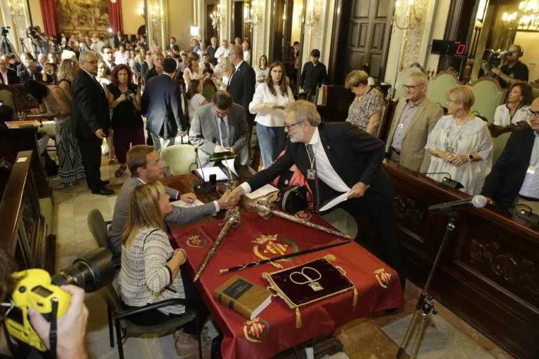 Larrosa s’estrena com a alcalde marcant perfil propi respecte a Àngel Ros